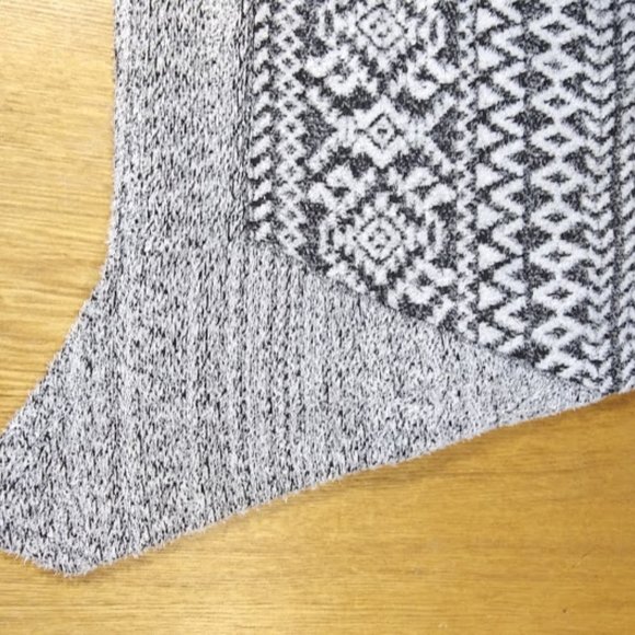 ENERGE*SWEATER*GRAY W/ BLACK AZTEC PATTERN* ENERGE BRAND* WOMEN 1X - Picture 6 of 7